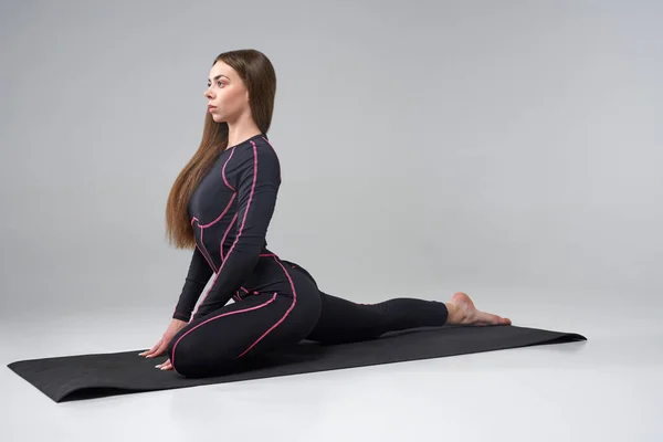 Aktif Giyimli Çekici Bir Kadın Yerde Güvercin Yoga Pozunda Meditasyon — Stok fotoğraf