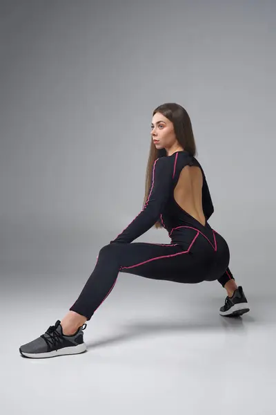 Fitness Skjønnhet Svart Bodysuit Gjør Squatting Mens Trening Studio Utsikt – stockfoto