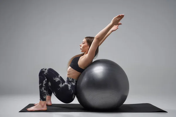 Esnek Genç Bir Kadın Formda Top Üzerinde Yoga Egzersizi Yapıyor — Stok fotoğraf