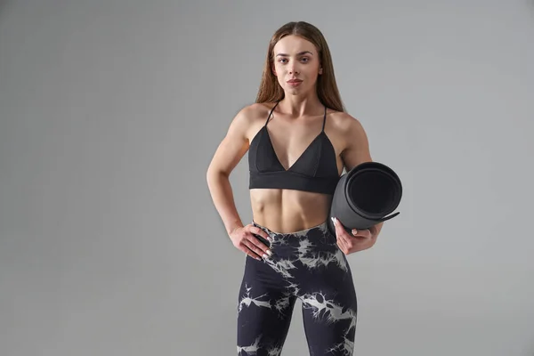 Selvsikker Fitness Kvinne Aktivt Klær Stående Med Treningsmatte Studio Frontbilde – stockfoto