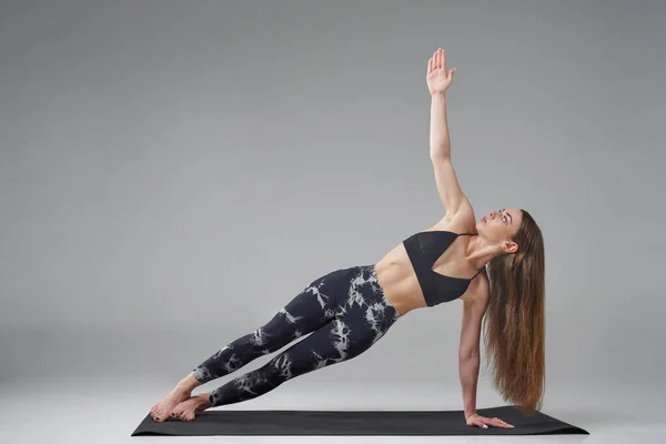 Fokusert Kaukasisk Kvinne Idretts Gjør Sideplanke Positur Yoga Sidebilde Fokusert – stockfoto