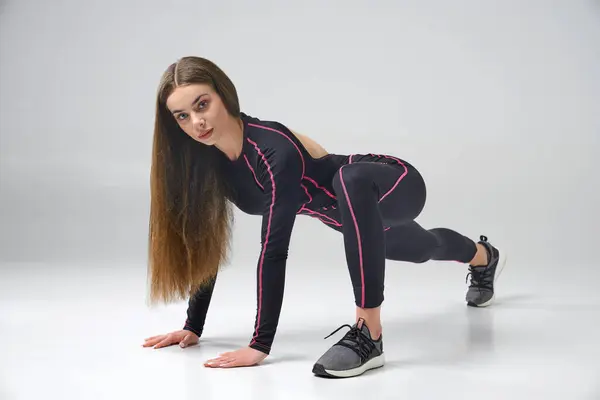 Sporty Woman Black Tracksuit Stretching Studio Pandangan Samping Perempuan Kaukasia — Stok Foto
