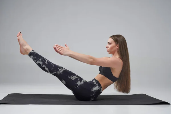Mindful Langhåret Kvinne Mørk Legging Gjør Båt Positur Yoga Sidebilde royaltyfrie gratis stockbilder