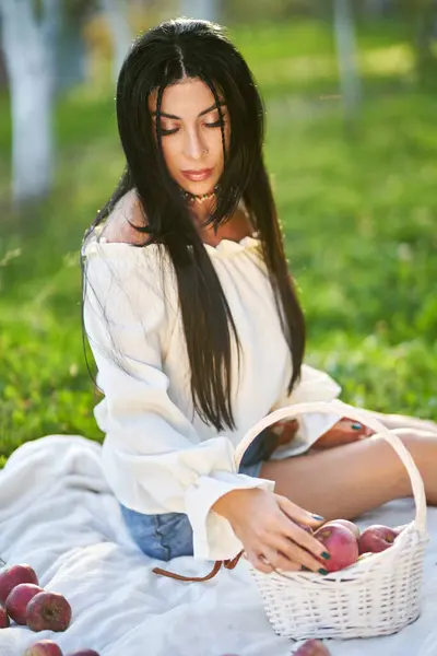 Wanita Muda Cantik Dengan Rambut Panjang Memilih Apel Dari Buah — Stok Foto