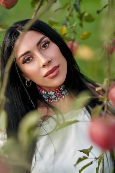 าตาลสวยก บสร อยคอเช อชาต สดใส โพสในสวนแอปเป ดภาพของผ วขาวท กเป ยมองกล — ภาพถ่ายสต็อก