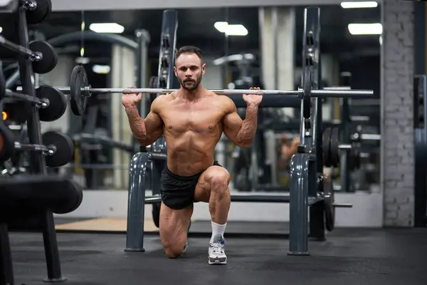 Kjekk Mørkhåret Bodybuilder Squatting Med Barbell Gym Muskuløs Skjeggete Fyr – stockfoto