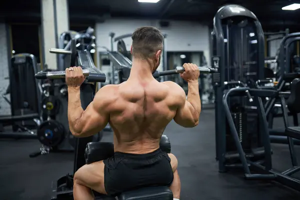 Muskuløs Mannlig Bodybuilder Trening Med Treningsapparat Gym Bakfra Anonym Sterk – stockfoto