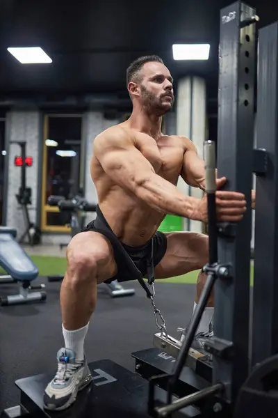 Bărbat Muscular Concentrat Pantaloni Scurți Negri Făcând Squats Greutate Antrenându — Fotografie, imagine de stoc
