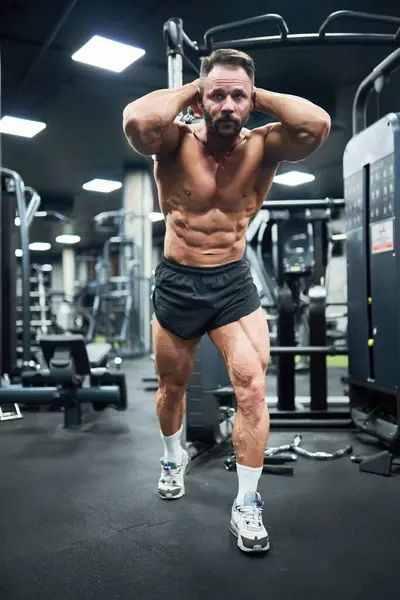 Fokusert Skjegget Bodybuilder Med Sterk Abs Trekke Vekt Trene Gym – stockfoto