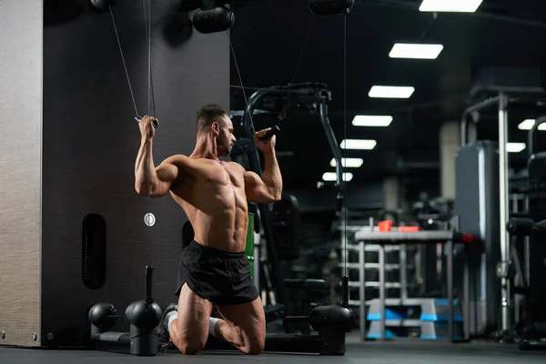 Esportista Forte Ajoelhado Enquanto Faz Exercício Para Bíceps Ginásio Corpo Imagem De Stock