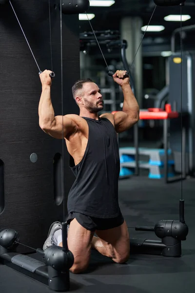 Esportista Sério Vestindo Top Tanque Preto Fazendo Exercício Para Bíceps Fotografias De Stock Royalty-Free