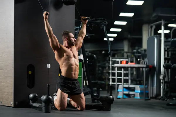 Alvorlig Attraktiv Sportsmand Gør Motion Biceps Stående Knæ Gymnastiksalen Side Stock-billede