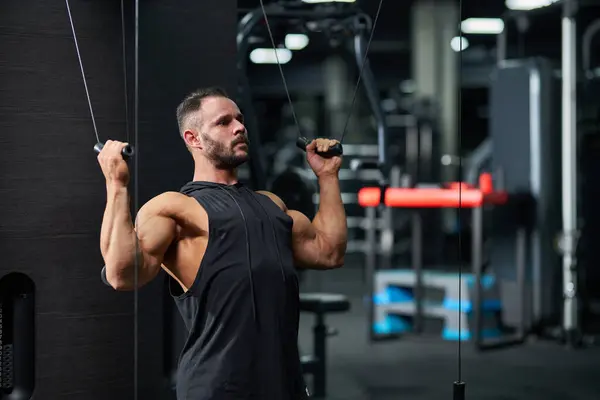 Skupiony Sportowiec Czarnej Koszulce Ćwiczący Mocnych Bicepsach Siłowni Portret Muskularnego — Zdjęcie stockowe