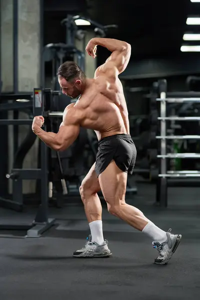 Muskulöses Männliches Modell Das Den Körper Beugt Während Fitnessstudio Die Stockbild
