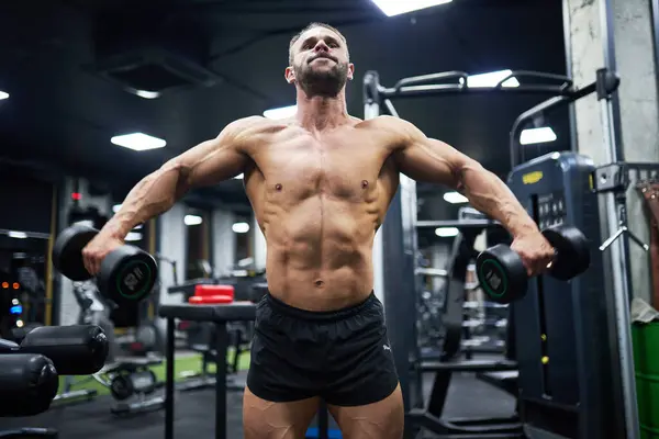 Shirtloser Kaukasischer Bodybuilder Der Mit Kurzhanteln Brustmuskeln Trainiert Tiefansicht Eines Stockbild