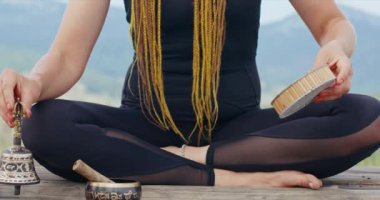 Rastalı isimsiz bir kadın, meditasyon için çeşitli enstrümanlarla oynuyor ve dağlarda yoga yapıyor. Yoga ve müzik kavramına göre, meditasyon yaparken kadın yoga çanı çalıyor..