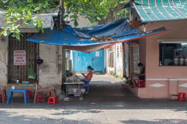 Mini marketler Ho Chi Minh şehrinin köşesinde, turistlerin ya da yerlilerin kahve ve çeşitli eşyalar alabileceği yerde..