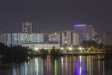 Gece Ho Chi Minh şehrinin izlenim alanı Saigon nehri şehrin içinden akar. Yüksek kaliteli fotoğraf.
