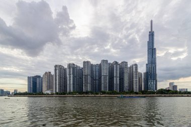 Gece Ho Chi Minh şehrinin izlenim alanı Saigon nehri şehrin içinden akar. Yüksek kaliteli fotoğraf.