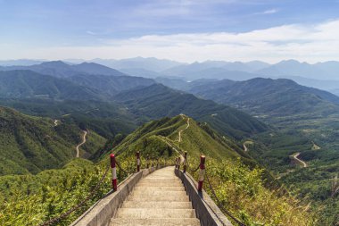 Kuzeydoğu Vietnam 'daki Quang Ninh bölgesindeki Binh Lieu dağlarının panoramik görüntüsü. Burası Vietnam 'ın sınır bölgesi, Çin. Yüksek kaliteli fotoğraf.