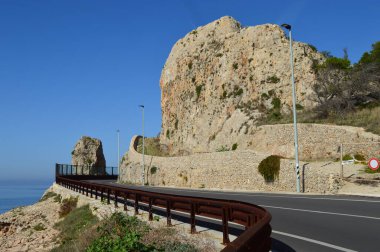 Salento kayalıklarında çimlerin üzerinde kelebek