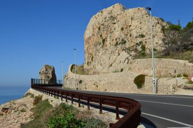 Salento kayalıklarında çimlerin üzerinde kelebek