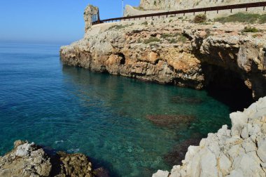 Puglia 'daki Nard' da kıyı manzarası ve yarık taş denizi.