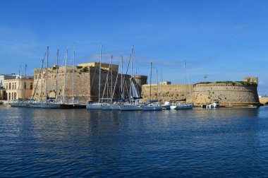 Gelibolu 'nun tarihi merkezi ve limanına tekne ve gemileriyle panorama