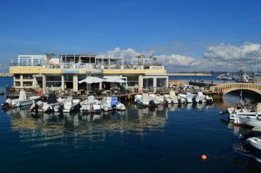 Gelibolu limanının panoraması ve denizde restoranı var.