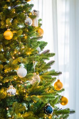 Noel ağacını süsler ve ışıklar