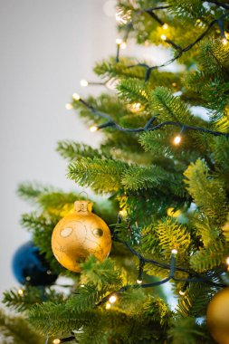 Süslemeleri ve topları olan Noel ağacı