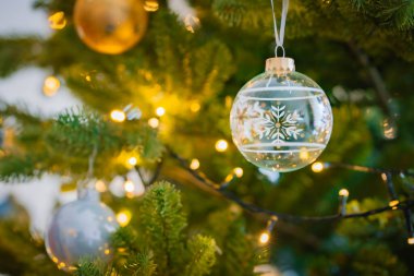 Arka planda süslemeleri olan Noel ağacı