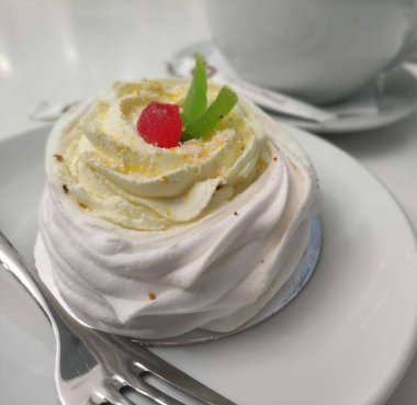 Beyaz bir tabakta kremalı pasta.