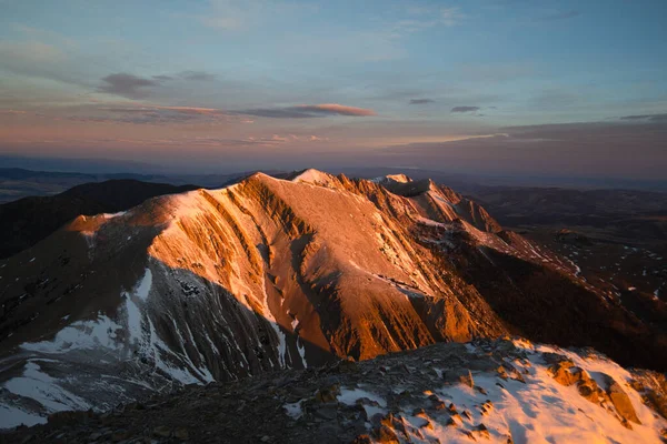 Bozeman, Montana yakınlarındaki Bridger Ridge 'de Alpenglow