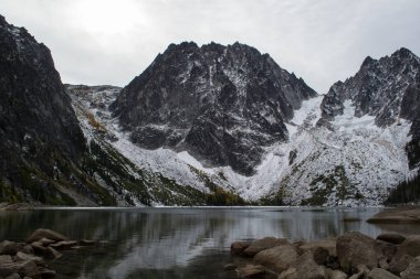 Colchuck Gölü Bulutlu bir sonbahar gününde