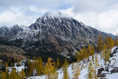 Stuart Dağı karla kaplandı.
