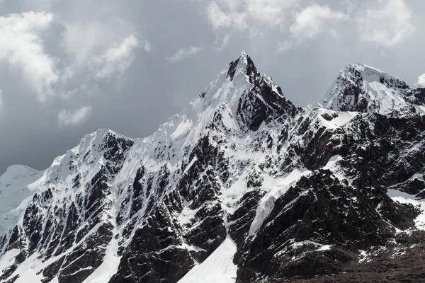 Чорно Біла Заледеніла Гора — стокове фото