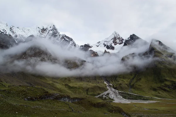 Bulutlar Dağlar Bir Buzulun Kalıntıları Üzerinde Toplanır — Stok fotoğraf