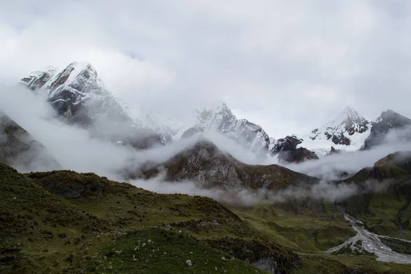 Lingering Clouds Cordillera Huayhuash — Stock Photo, Image