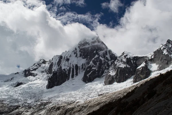 Ледники Вдоль Санта Крус Трека Перу — стоковое фото