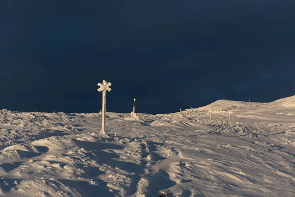 サインポストは スウェーデンのバックカントリースキーで山を登る方法をマークします — ストック写真