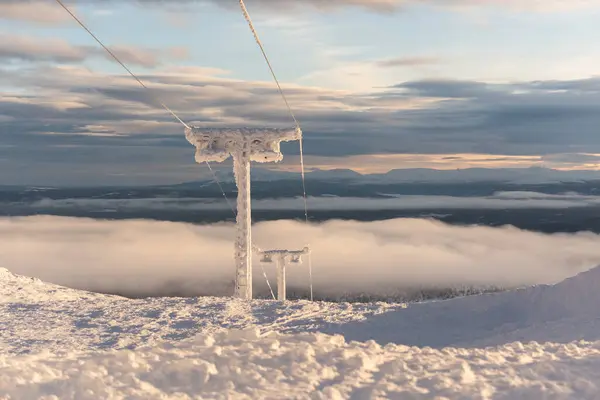 İsveç 'te kış sabahı donmuş bir teleferik.