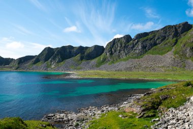 Canlı, turkuaz mavi su Lofoten takımadalarının kıyılarında.