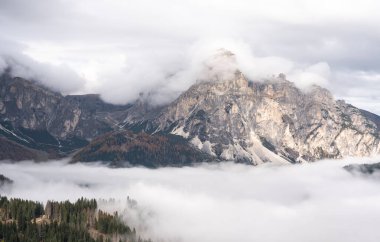 İtalya 'daki Dolomite Dağları' nda bulutlar tersine dönüyor. Sisli bir sonbahar günü.