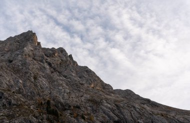 İtalyan Dolomitlerindeki kayalık kireçtaşı zirvelerinin üzerindeki desenli bulutlar