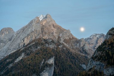 İtalyan Dolomitlerinde Marmolada Dağı 'nın arkasından ay yükseliyor.