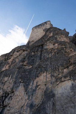 Dolomite dağlarında yükselen gri kireçtaşı oluşumu