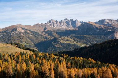 Sella Geçidi yakınlarındaki Dolomite Alplerinde sonbahar manzarası