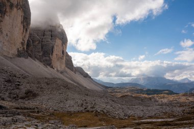 İtalya 'daki Dolomite dağlarının yüksek dağları, açık manzarası.
