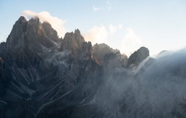 İtalya 'daki dolomitler dağ manzarası, Tre Cime' deki pürüzlü bir kayalık tepe.